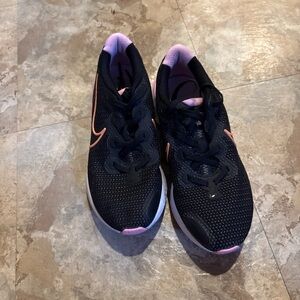 Nike Women's Black and Pink Athletic Shoes